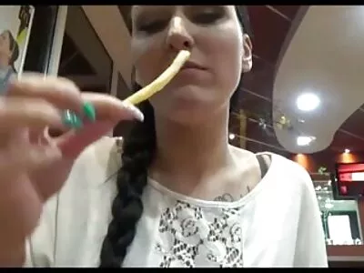 青少年女孩发现女同性恋乐趣