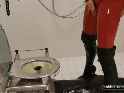 青少年在胸罩和内裤乱搞她的假阳具视频 (Evelina)