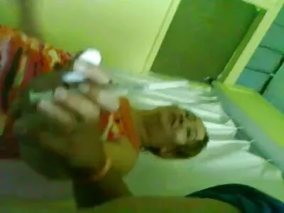 金发少女戏弄她的阴户