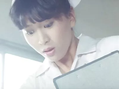 尼娜有两个角质小偷进入她的房间，让她赤身裸体，炫耀她的性感身材。